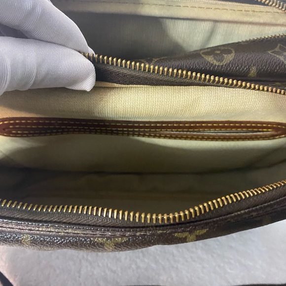 SOLD 7/26/25 Authentic Louis Vuitton Vintage Reporter Bag - Picture 7 of 13